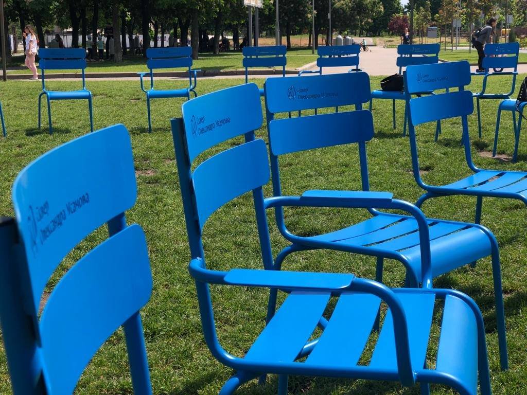 20 голубых стульев: локация для работы и отдыха (Фото) – новости Днепра