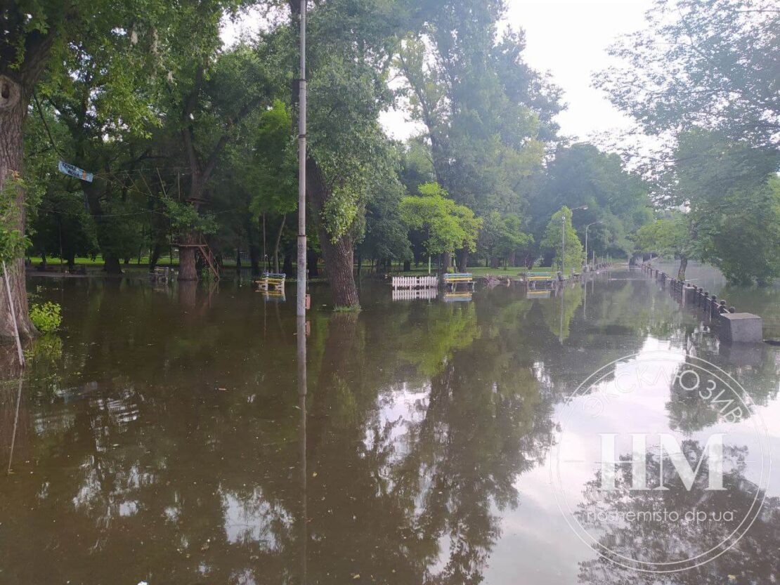 В парке Глобы затопило клумбы (Фото) – новости Днепра