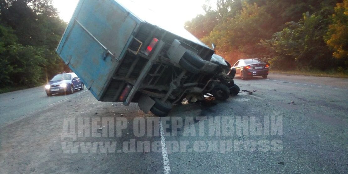 Столкнулись грузовик и легковой автомобиль (Фото) - новости Днепра