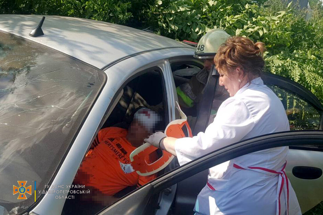 Жесткое ДТП под Днепром: машина всмятку, 5 человек пострадало (фото)