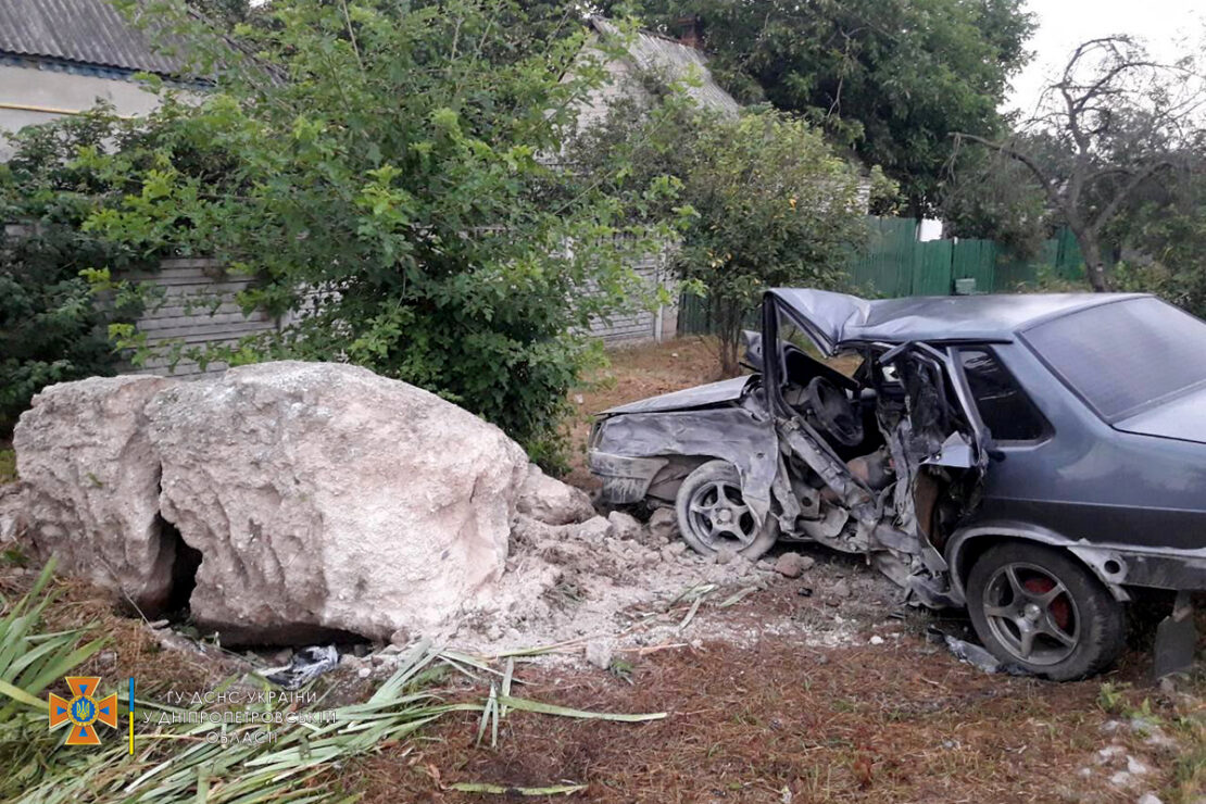 Водитель погиб, пассажир в реанимации: под Днепром произошло смертельное ДТП (фото)