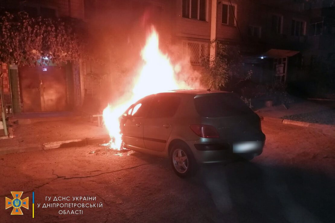 В Никополе загорелся автомобиль - новости Днепра