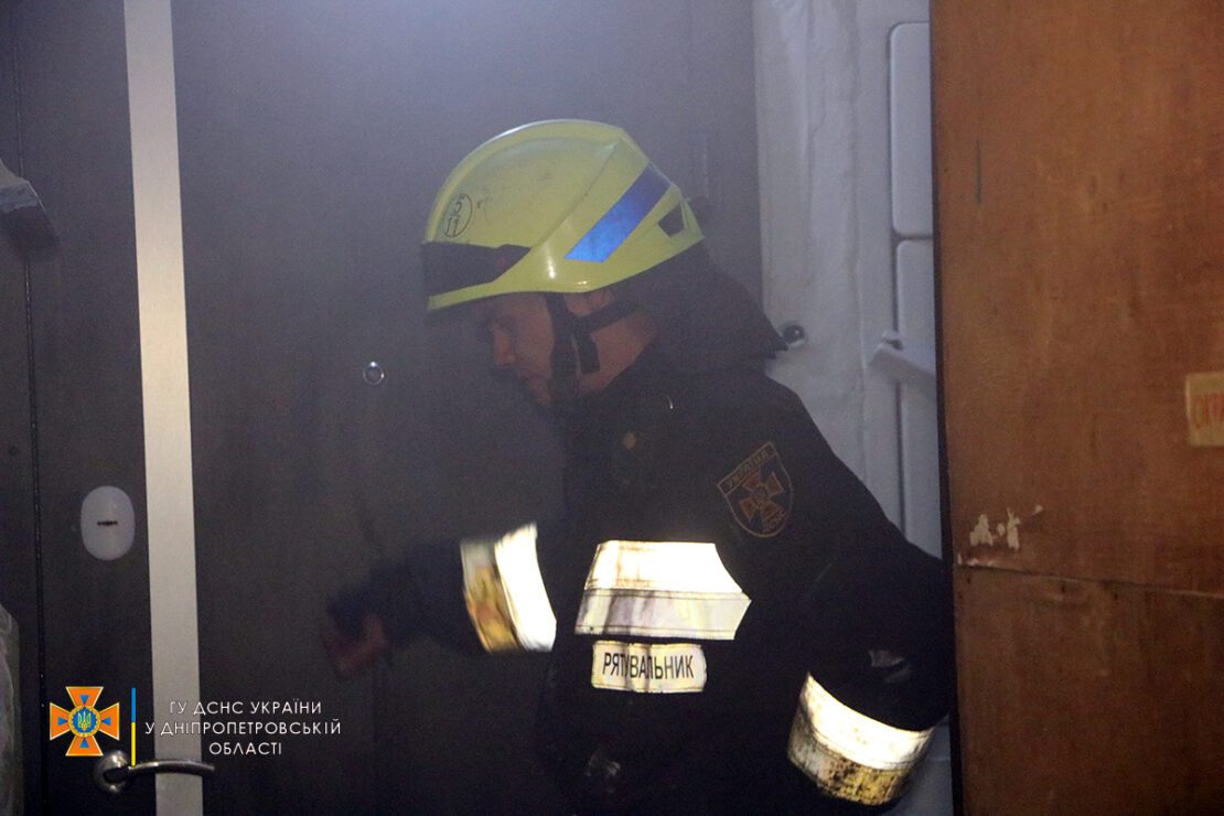 Из-за мусора загорелся балкон в 16-этажном доме (Фото, видео) - новости Днепра