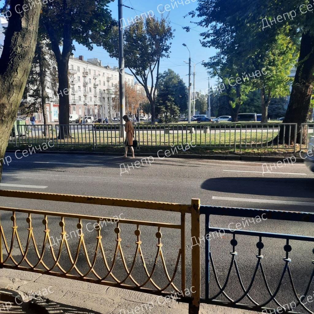 Новости Днепра про Не голая, но босая: по проезжей части на Яворницкого гуляет странная девушка