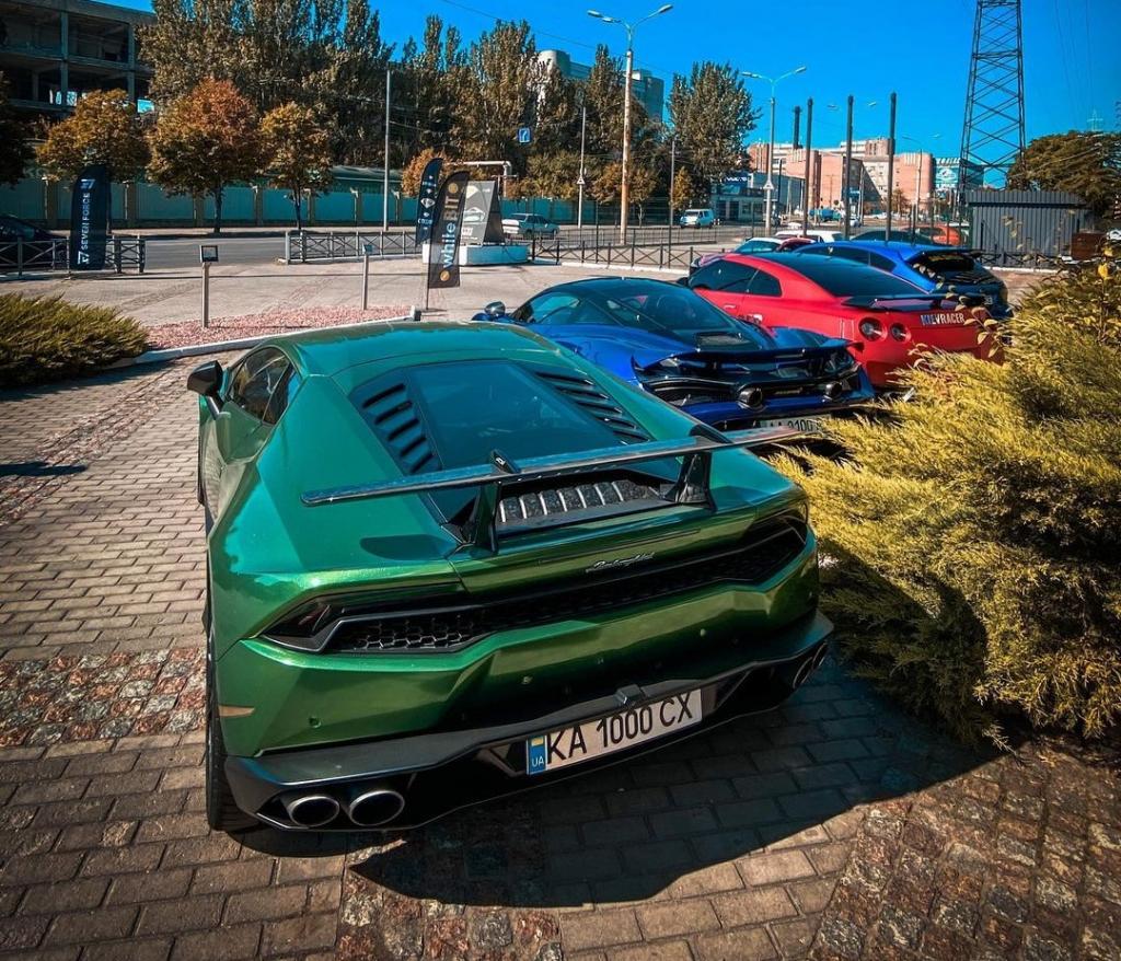 Новости Днепра про Парковка на миллион долларов: в Днепре заметили три ярких суперкара