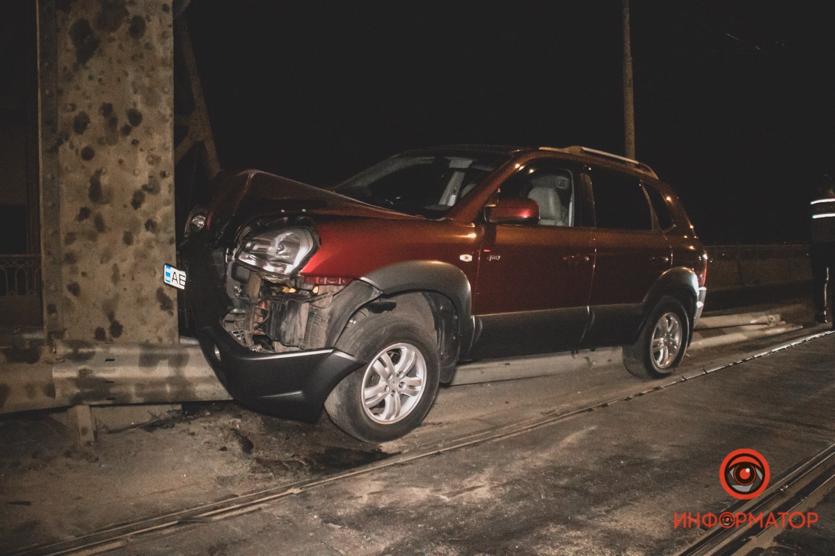 Новости Днепра про Hyundai влетел в опору в Днепре на Амурском мосту (ФОТО)