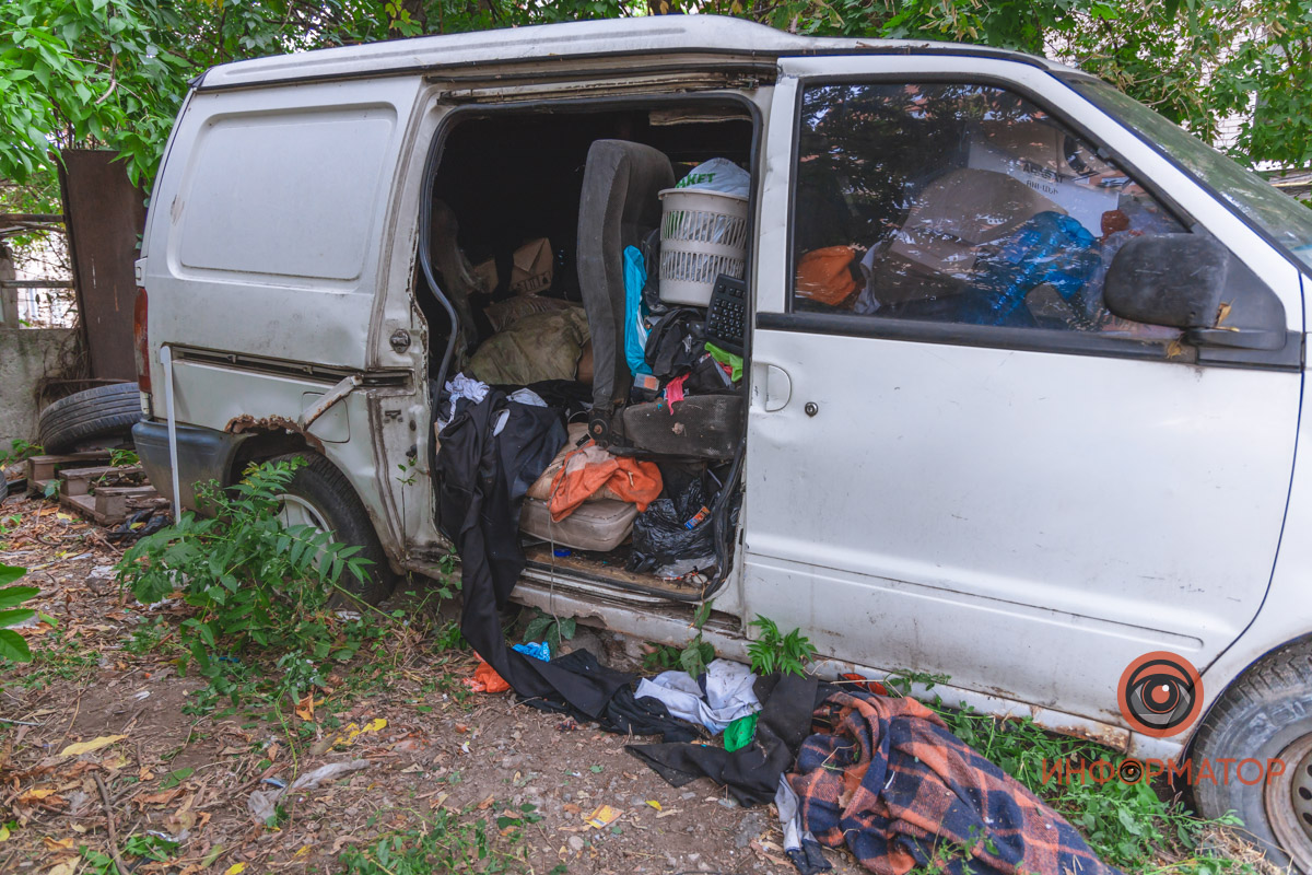 Новости Днепра про Жил в брошенном авто: в Днепре спасатели достали тело 20-летнего парня