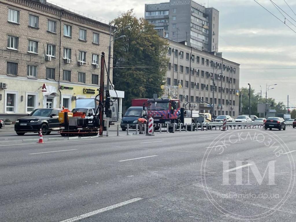 Новости Днепра про Ездить будет безопаснее: на Слобожанском проспекте устанавливают отбойник