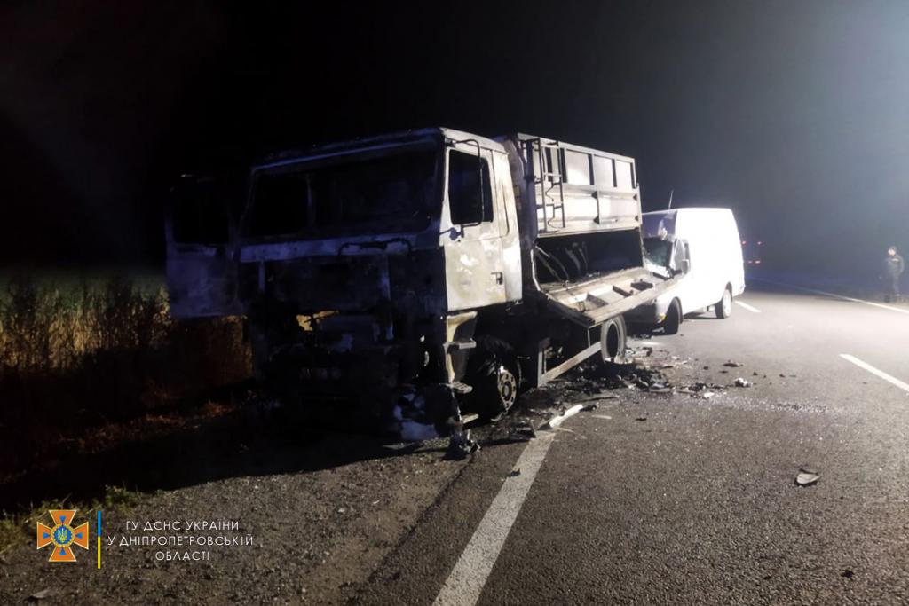 Новости Днепра про Под Днепром столкнулись микроавтобус и сгоревшая фура: погиб ребенок