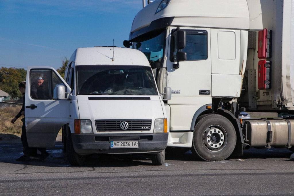 Новости Днепра про В Днепре на Полтавском шоссе фура протаранила бусик: видео момента