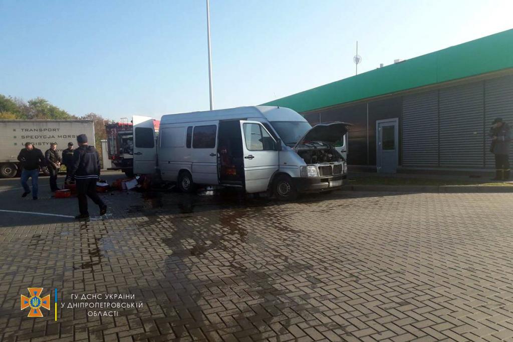 Новости Днепра про На Решетиловской трассе сгорел микроавтобус: есть жертва