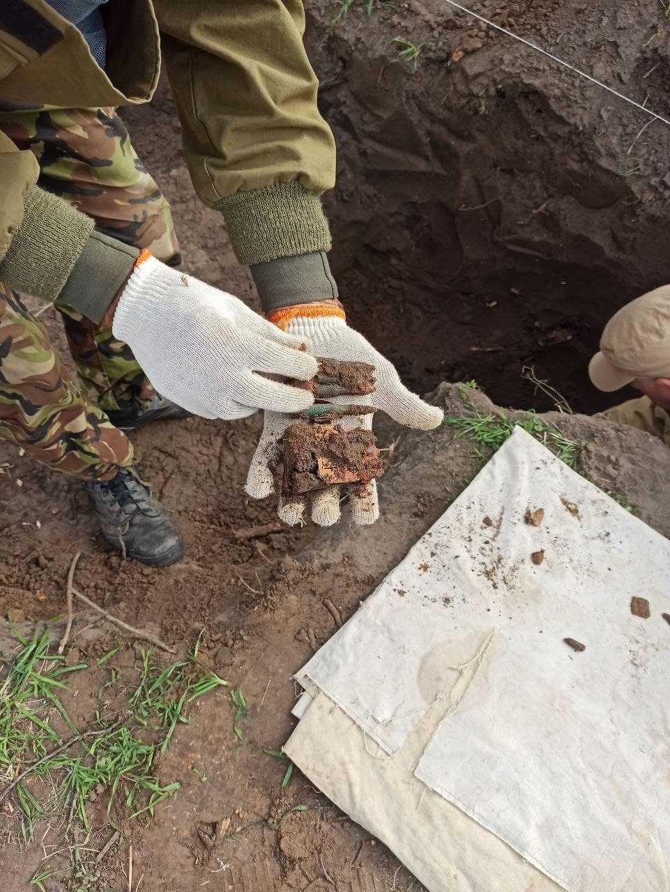 Новости Днепра про В Днепре мужчина нашел останки солдата во дворе своего дома