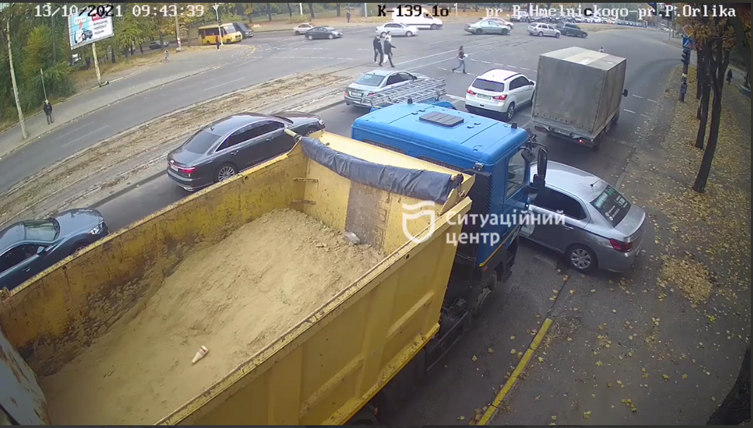 Новости Днепра про Не заметил: в Днепре водитель грузовика протаранил машину службы такси Bolt  (видео момента)