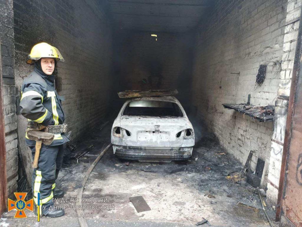 Новости Днепра про Придется ездить на маршрутке: в гараже у криворожанина сгорел автомобиль