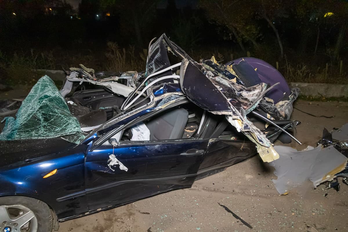 Новости Днепра про Машина всмятку: в Днепре BMW на бешеной скорости влетела в фуру, пассажир погиб
