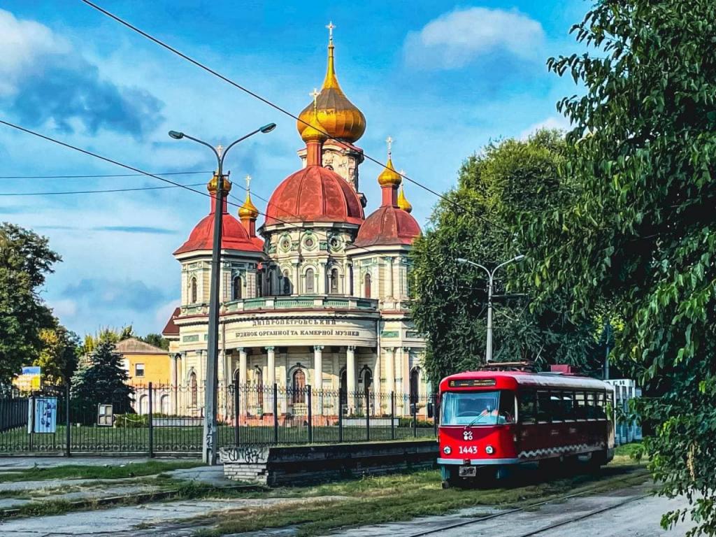 Новости Днепра про Как из сказки: водитель трамвая из Днепра делает необычные снимки транспорта