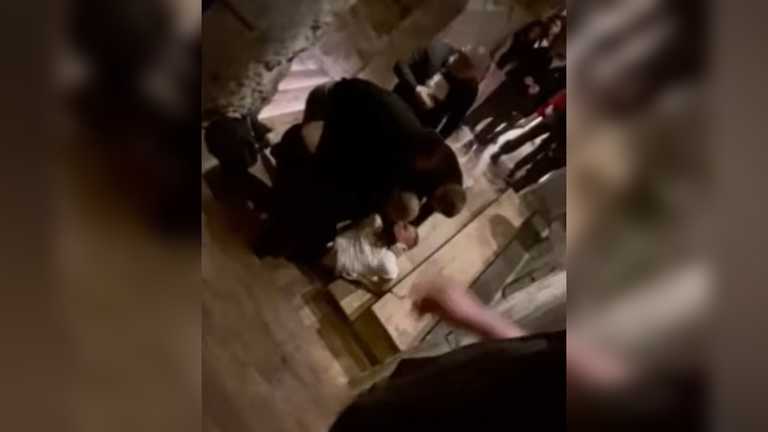 Новости Днепра про Охранники жестоко избили посетителя в Днепре: люди наблюдали и снимали видео