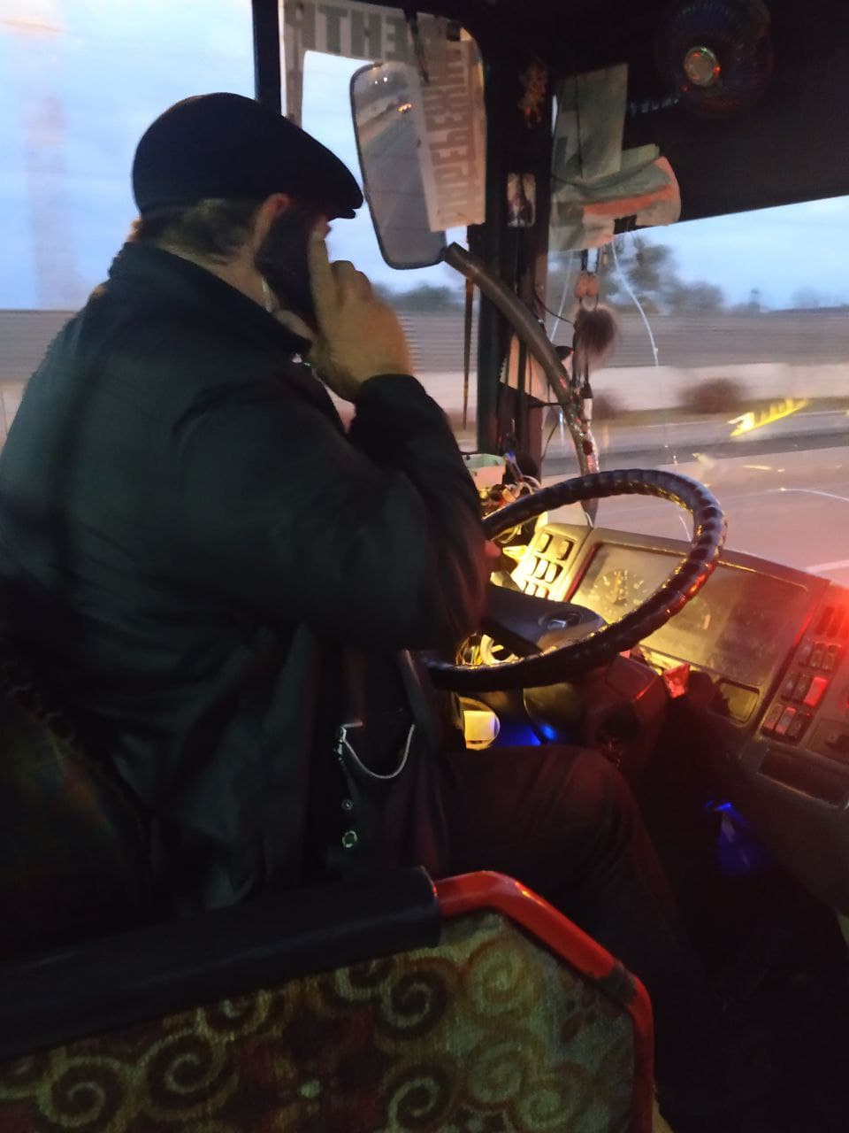 Новости Днепра про Опасно ехать: днепровские маршрутчики во время движения смотрят кино
