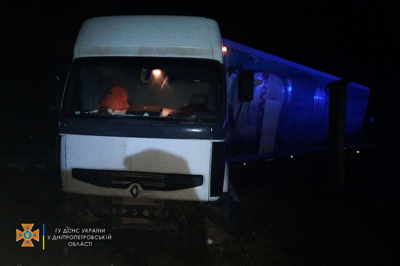 Новости Днепра про Пострадавших вырезали спасатели: на Днепропетровщине столкнулись ВАЗ и грузовик