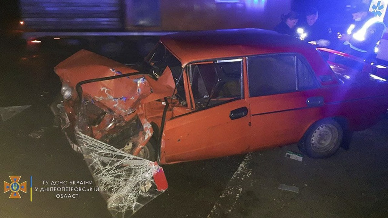 Новости Днепра про Пострадавших вырезали спасатели: на Днепропетровщине столкнулись ВАЗ и грузовик