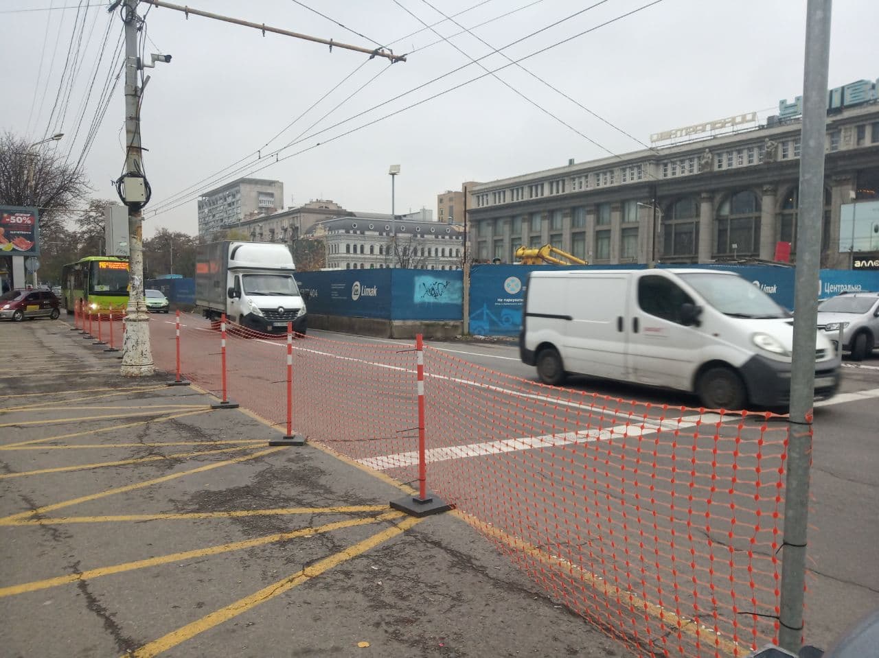 Новости Днепра про Горы песка и забор: что строят на площади Героев Майдана (ФОТО)