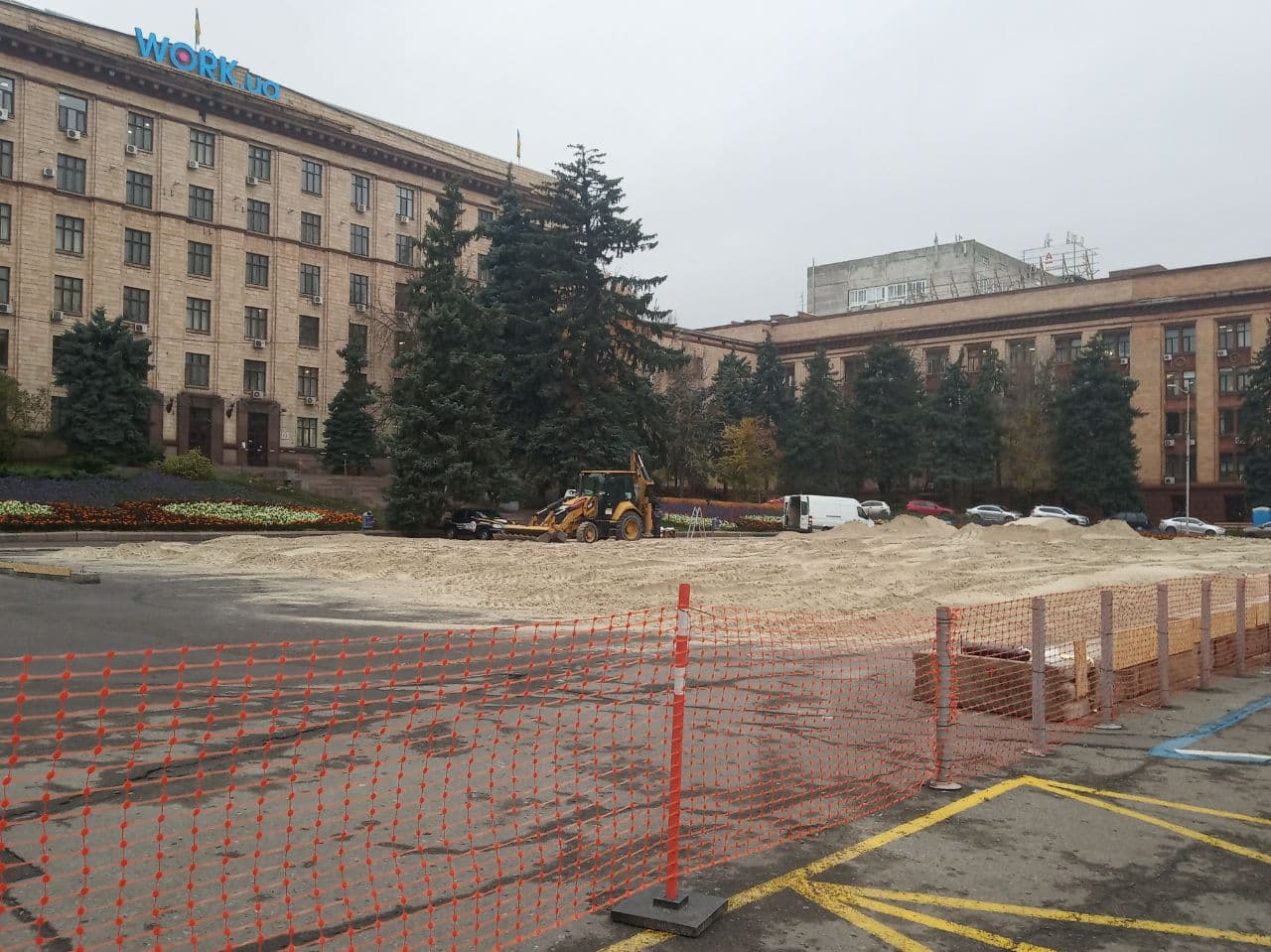 Новости Днепра про Горы песка и забор: что строят на площади Героев Майдана (ФОТО)