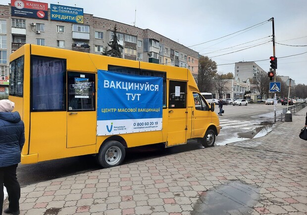 Новости Днепра про Под Днепром вакцинируют в обычной желтой маршрутке