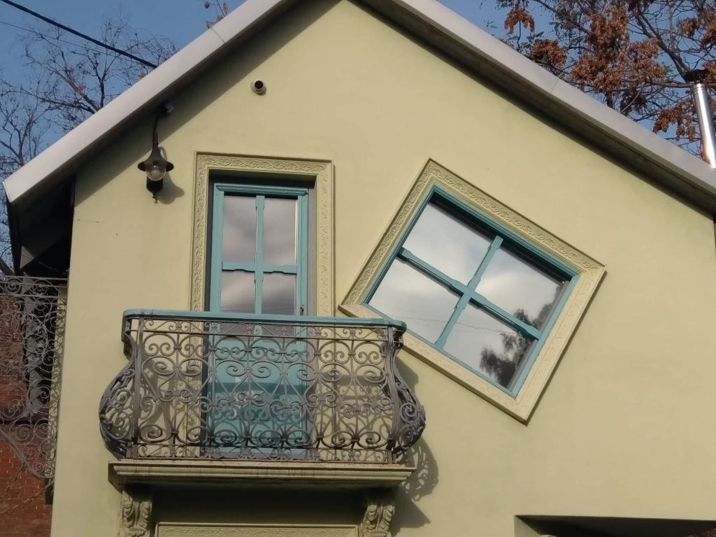 Новости Днепра про «Ромбовидное» окно, старая лестница и кот-Бегемот: как выглядит «дом Булгакова» в Днепре (ФОТО)