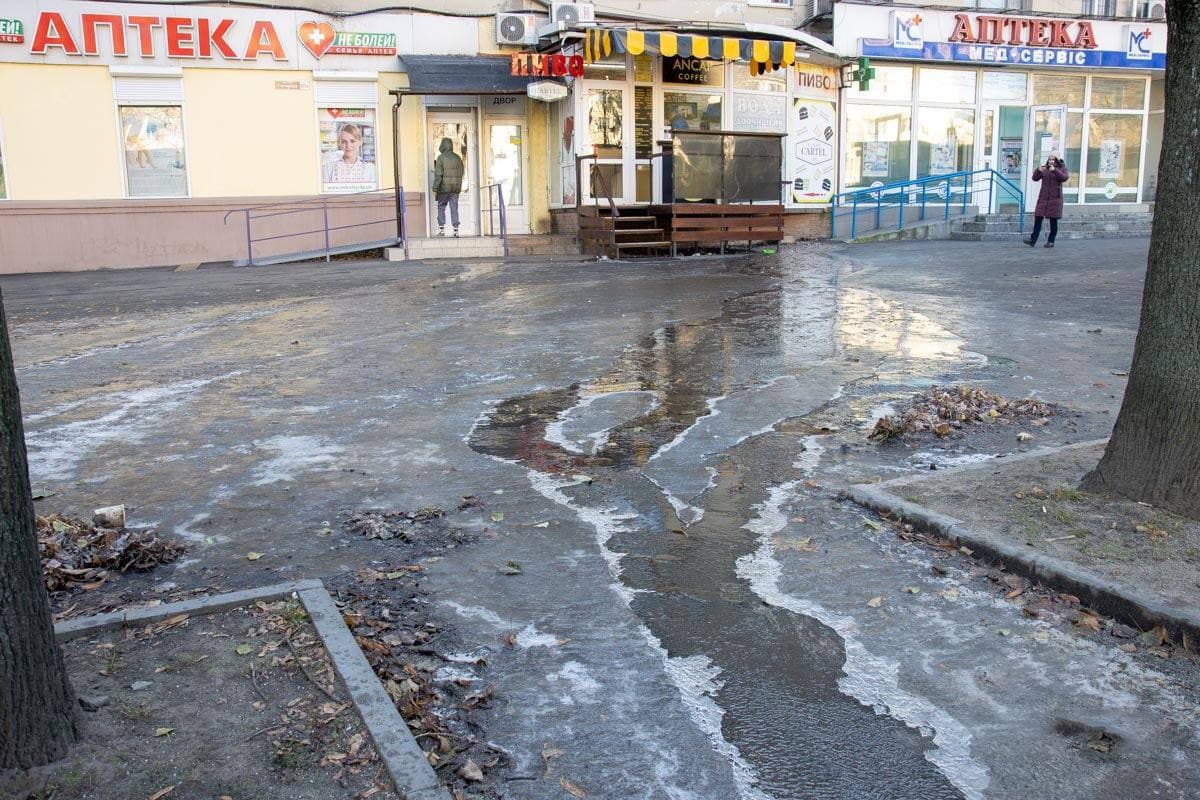 Новости Днепра про В Днепре на Гагарина тротуар превратился в каток из-за прорванной канализации и холода