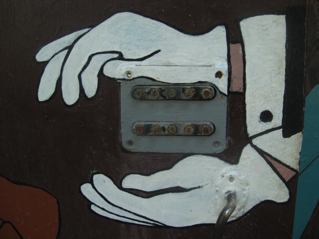 Новости Днепра про В Каменском местная художница креативно разукрасила подъезд дома (ФОТО)