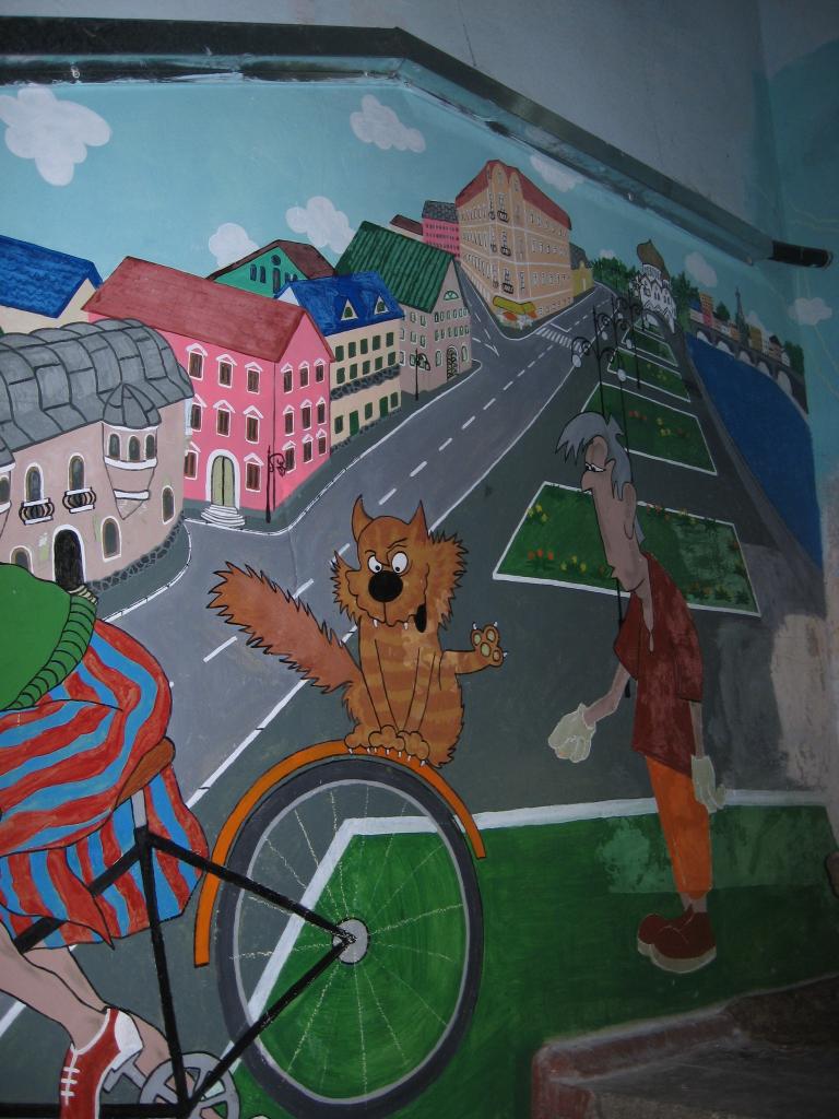 Новости Днепра про В Каменском местная художница креативно разукрасила подъезд дома (ФОТО)