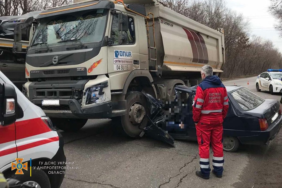 Грузовой автомобиль Volvo выехал на встречную полосу и врезался в легковой «ЗАЗ-Таврия»