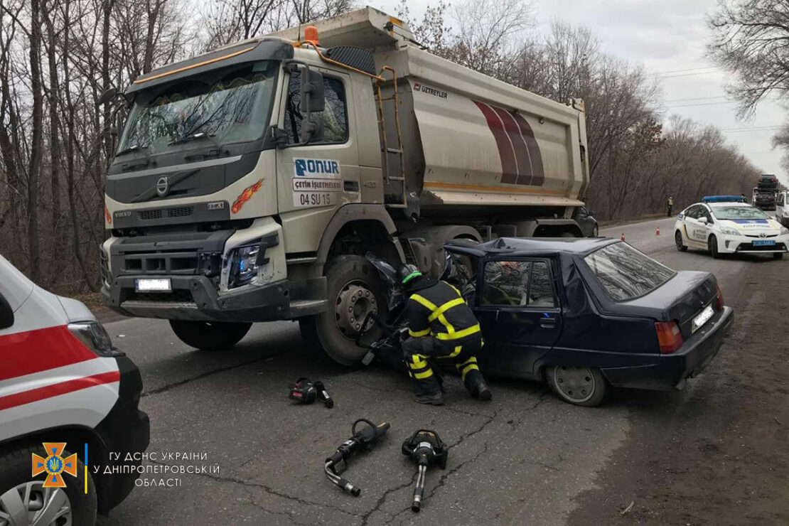 Смертельное ДТП под Днепром: грузовик переехал легковушку, водитель погиб (фото)