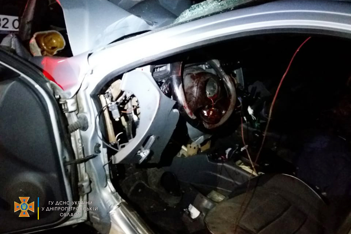 Новости Днепра про Водителя вырезали из авто: на Днепропетровщине столкнулись ЗАЗ и Hyundai