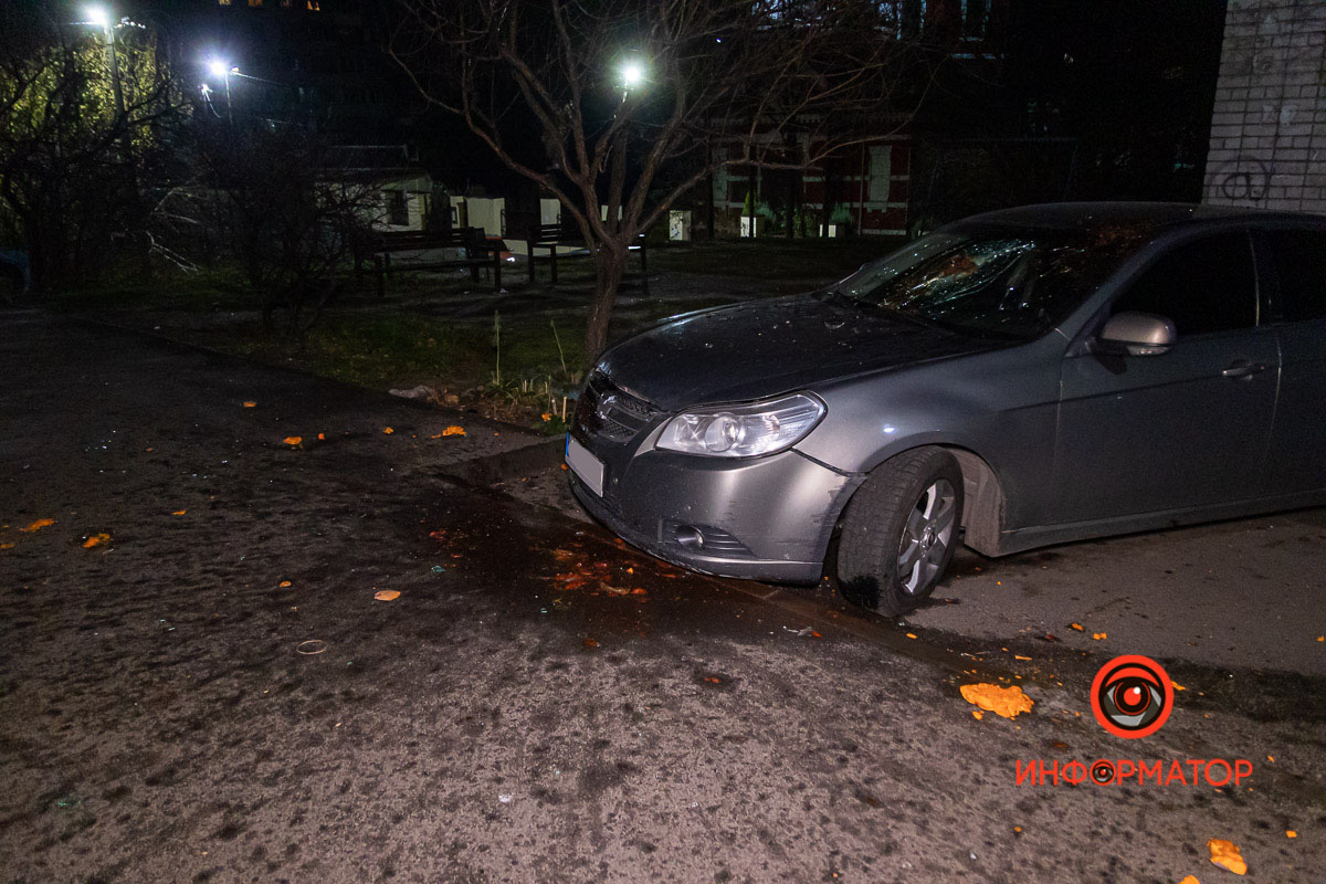 Новости Днепра про Дали гарбуза: в Днепре на припаркованную возле дома машину скинули тыкву и банку помидор