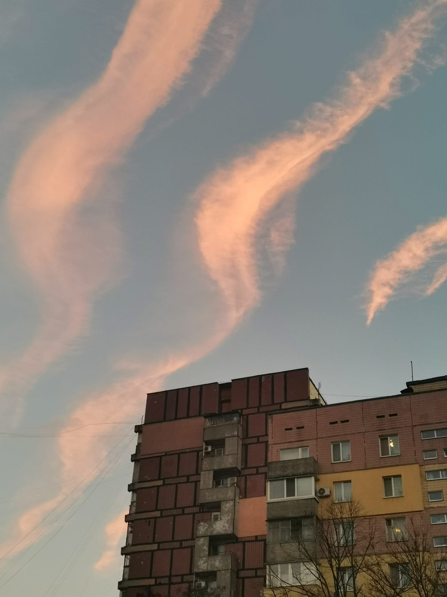 Новости Днепра про В Днепре на Левобережном заметили необычные перистые облака (ФОТО)