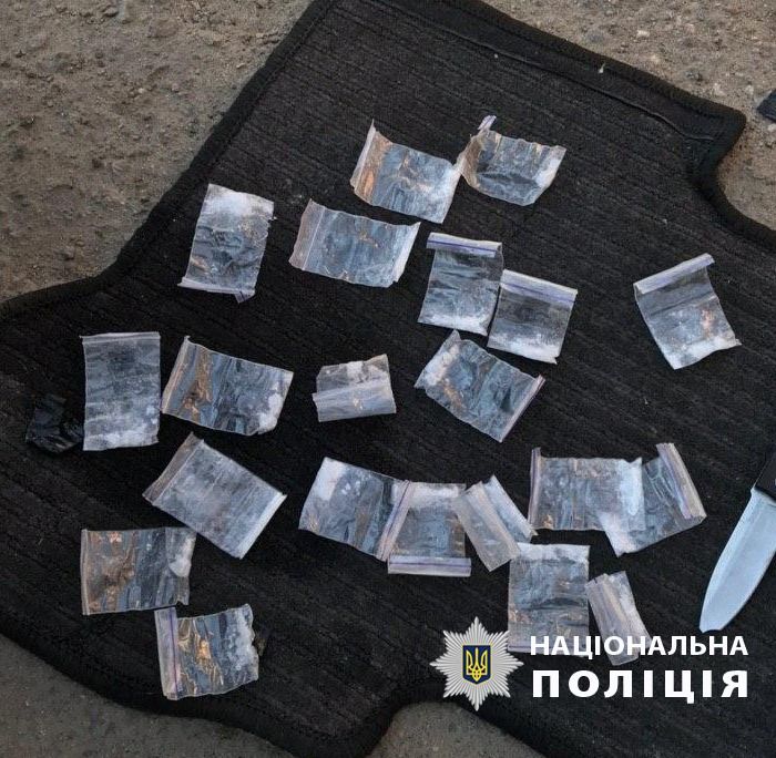 Наркотики, найденные во время обысков у подозреваемых членов наркогруппы Дмитрия Холобка Фото: Національна поліція