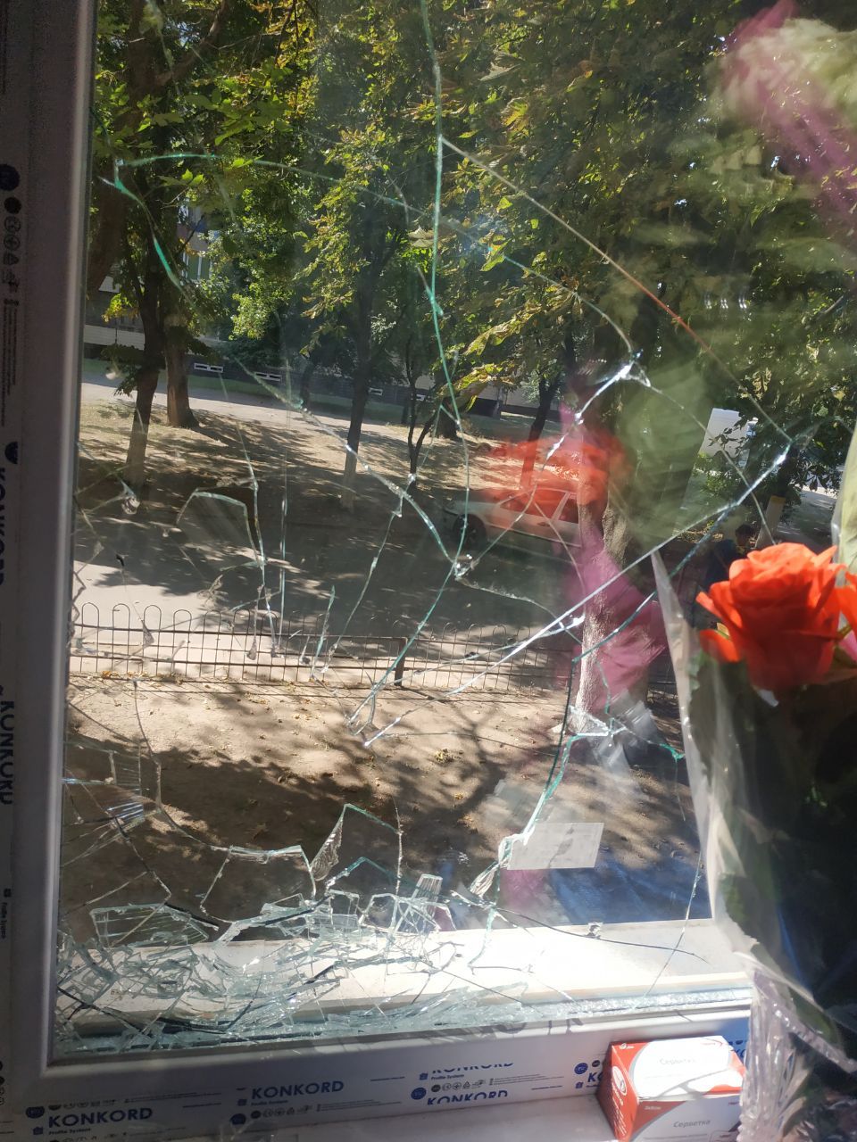 Разбитое стекло в квартире Светланы Макогон Фото: предоставлено hromadske