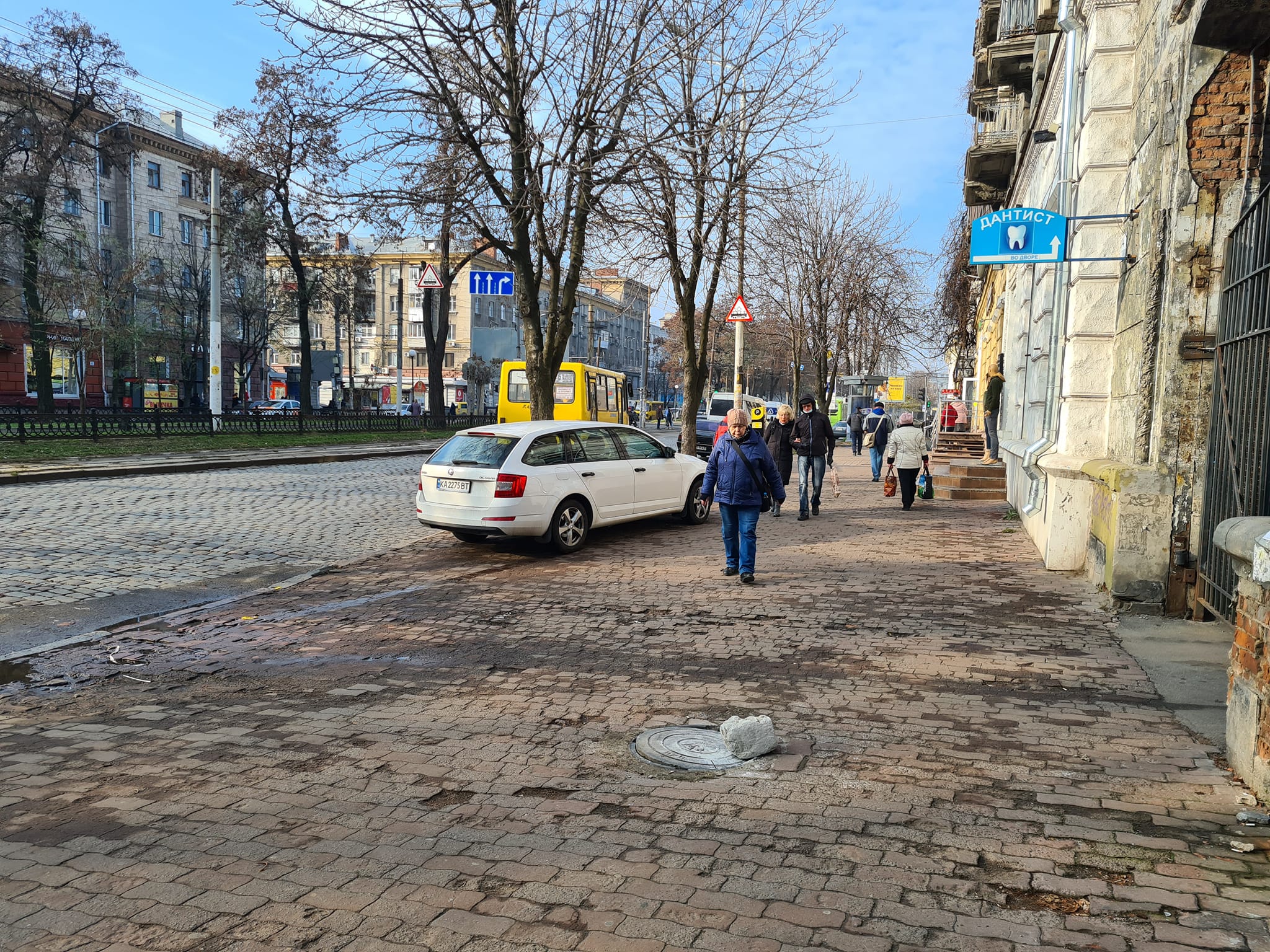 Новости Днепра про В Днепре на проспекте Яворницкого на тротуар упала увесистая глыба со здания