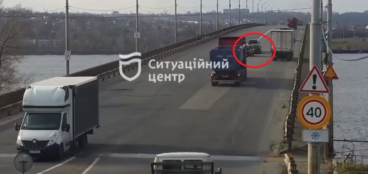 Новости Днепра про Как домино: в Днепре на Южном мосту столкнулись 3 авто (ВИДЕО)