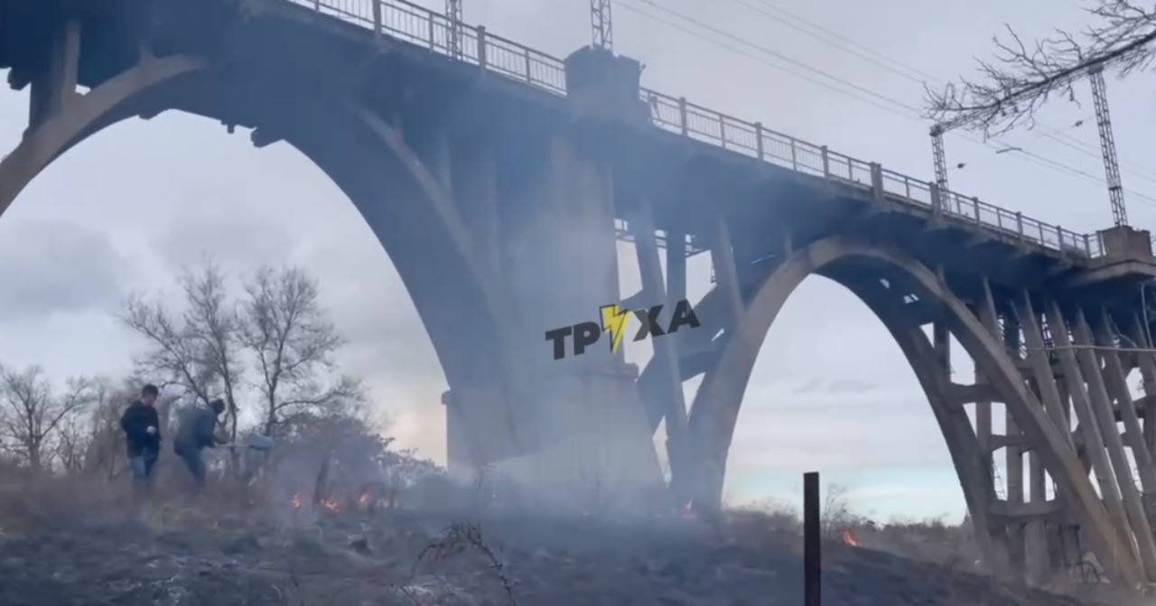 Новости Днепра про Мерефо-Херсонский мост утонул в дыму из-за пожара