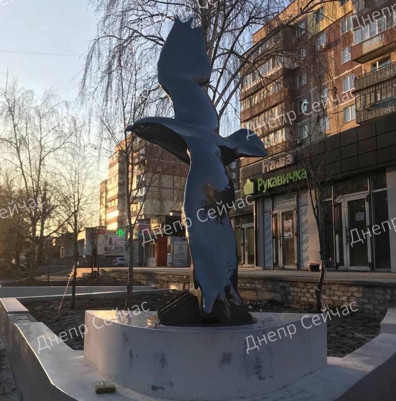 Новости Днепра про На одном из жилых массивов Днепра устанавливают статую Сокола