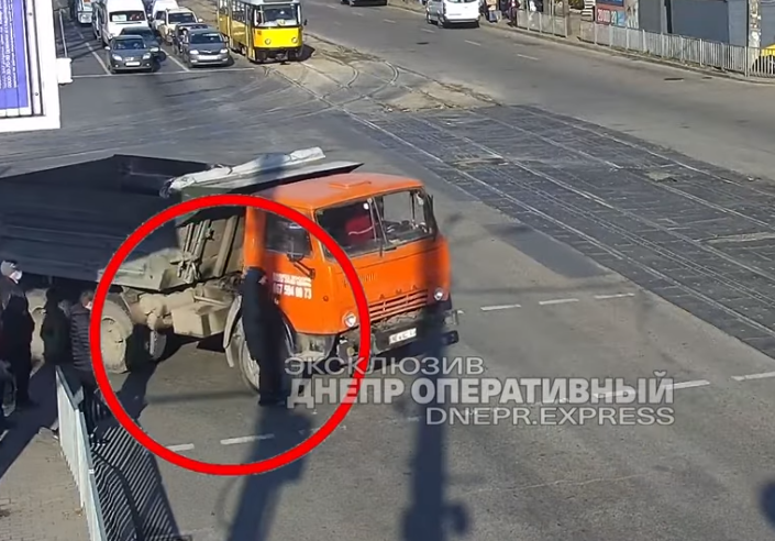 Новости Днепра про В Днепре парень врезался в КАМАЗ на пешеходном переходе: видео момента