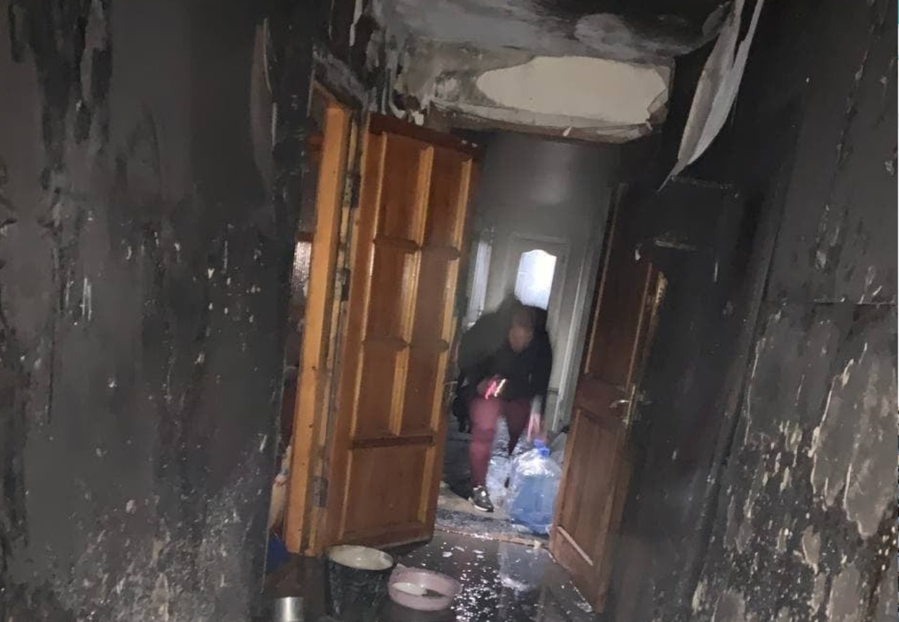 Новости Днепра про Черные стены и пепел на полу: как выглядит внутри обгоревший дом на Слобожанском проспекте (ВИДЕО)