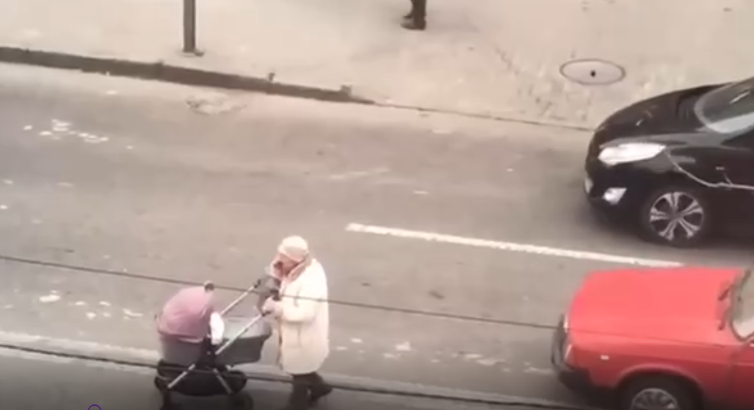 Новости Днепра про Экстремальная бабуля: пожилая женщина с коляской опасно переходила дорогу (ВИДЕО)