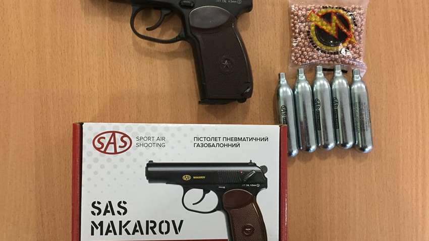 В Кривом Роге родители сбросились и купили пистолет Макарова для школы: подробности