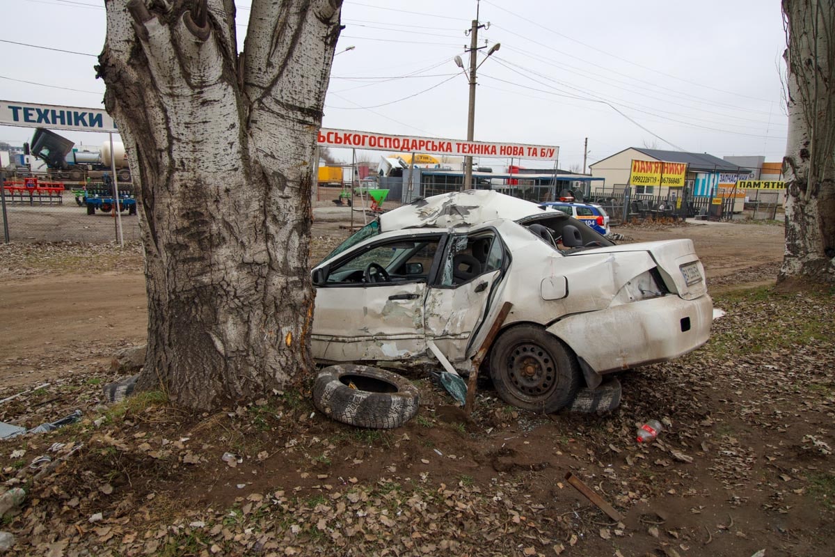 Новости Днепра про Возле «Каравана» Mitsubishi на скорости врезался в дерево: один из пассажиров без сознания
