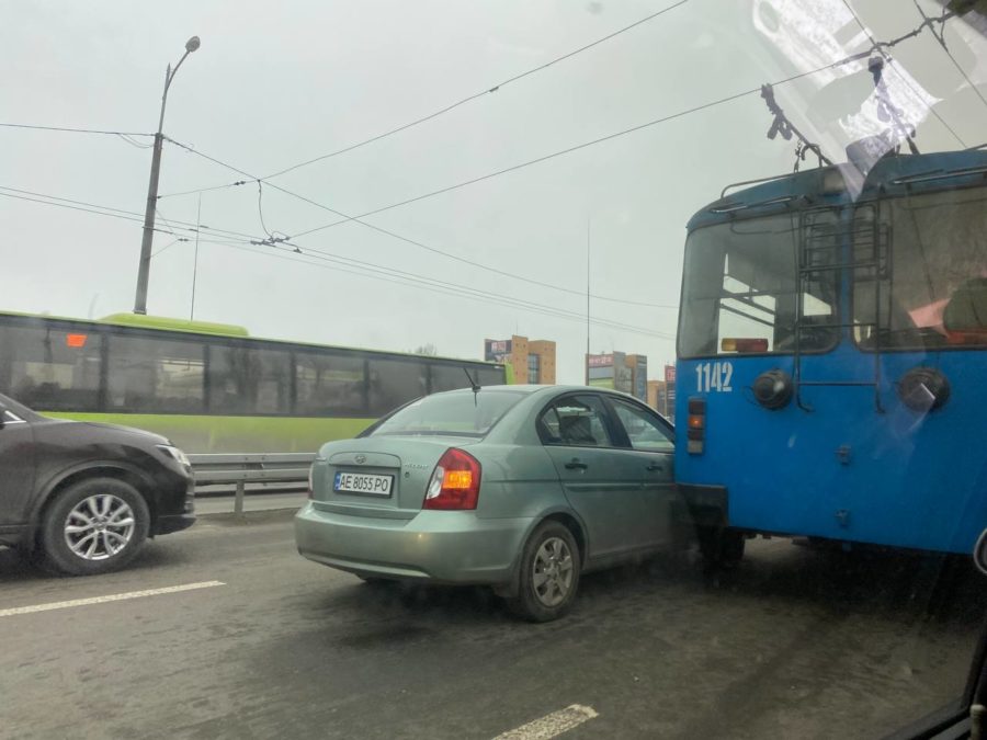 Новости Днепра про На Новом мосту в Днепре из-за ДТП с троллейбусом образовалась километровая пробка