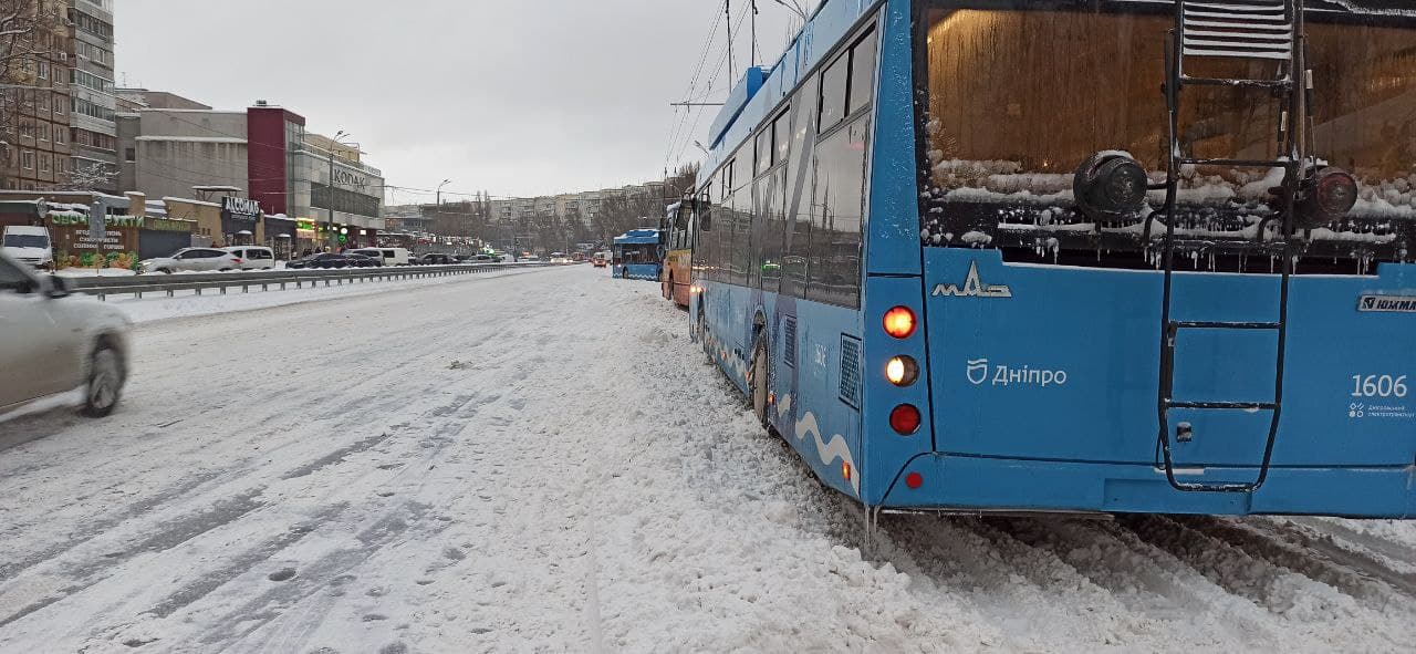 Новости Днепра про В Днепре 10 и 12 троллейбусы попали в