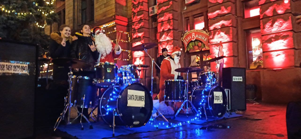 Новости Днепра про Санты - барабанщики: на Героев Майдана днепрян развлекал необычный оркестр